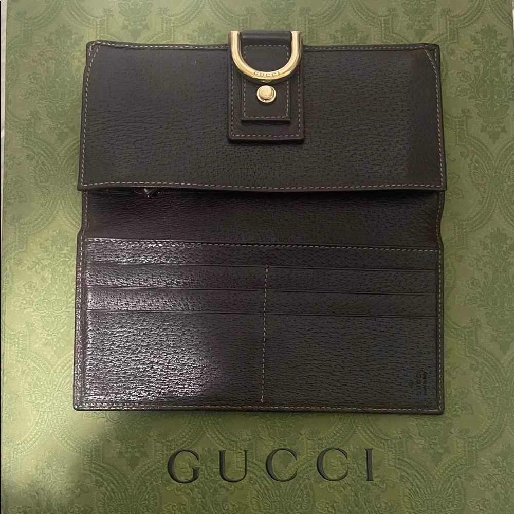 Gucci wallet iconic
